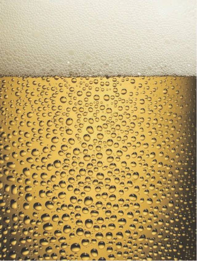 啤酒中肉眼可见的气泡