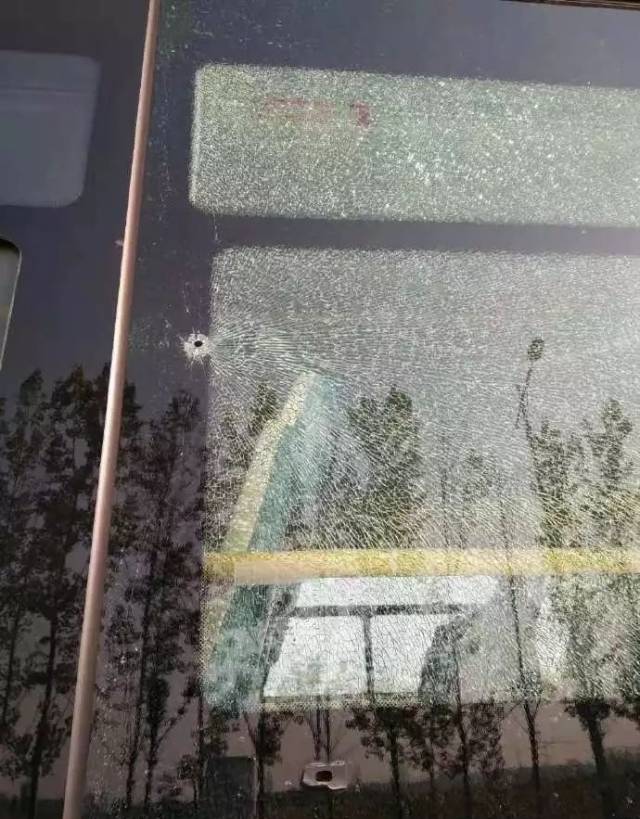 昨天,滨州一公交车行驶中,玻璃被钢珠击中!警方已介入调查!
