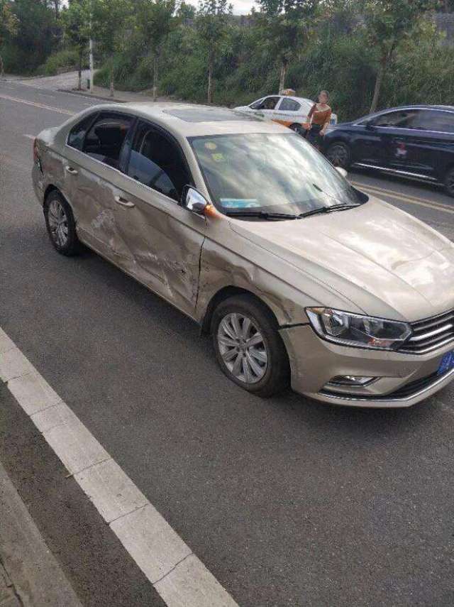 大众宝来变道遭大货车剐蹭,车主:难以接受这样的事实!