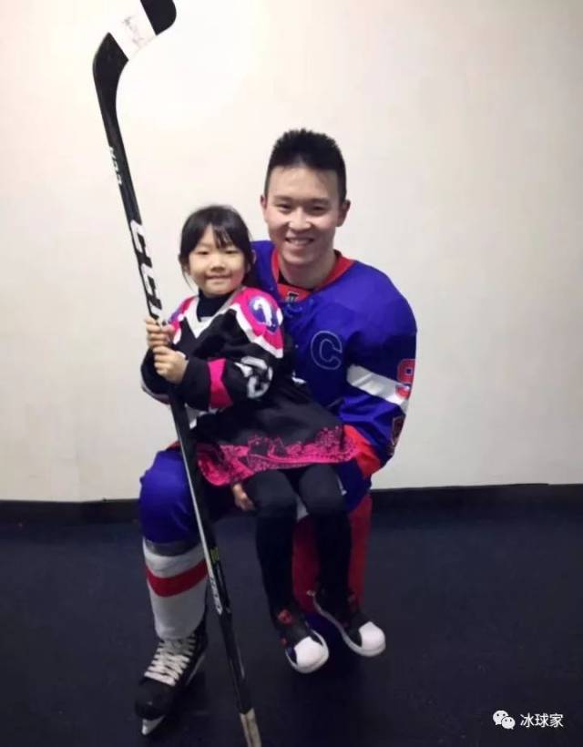 这是英如镝的冰球杆,送你一支!