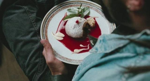 这是一部处处在昭示着"唯有美食和爱情不可辜负"的电影;同样也是一个