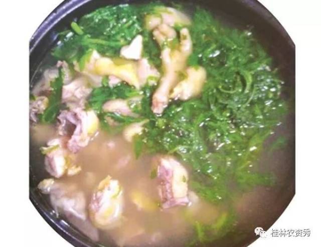 艾草加土鸡是道健康膳食,对女人可暖宫补气