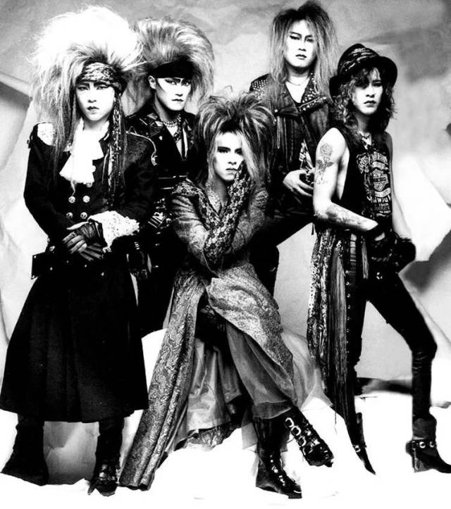 3万观众全部退票,面对空无一人的演唱会,这个传奇乐队一个举动,86万人