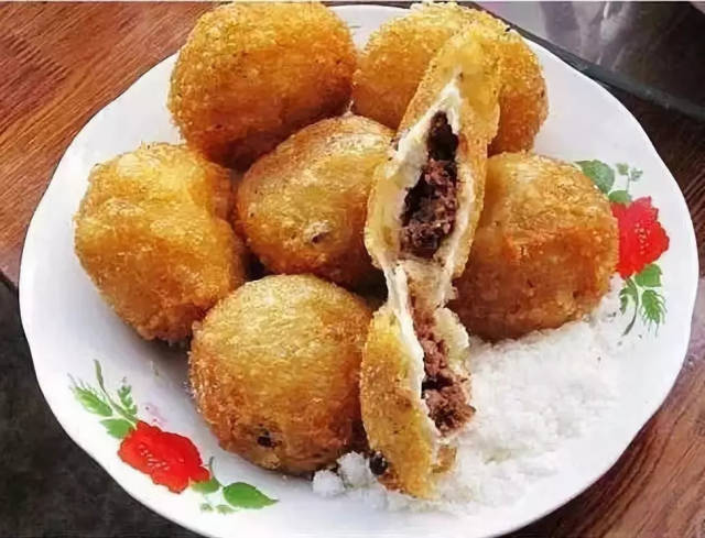 去延庆镇下水磨村东 吃水磨炸糕之李记炸糕: 皮脆里嫩,粘有口劲,甜带