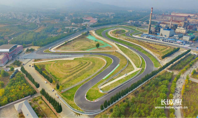 首钢赛车谷钢铁赛道俯拍图.曹建雄 摄