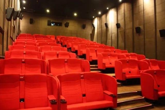 sweetbox:专门为情侣设计的影厅,每组座椅之间没有扶手,两边的隔板更