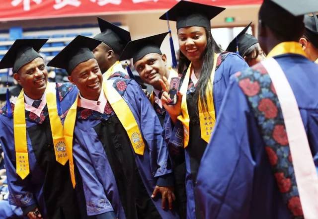 留学生们在毕业典礼上交流. 中国日报记者 王壮飞 摄