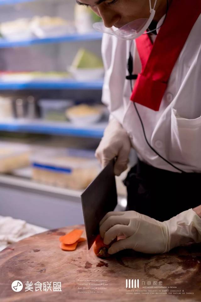 切配师傅必须佩带口罩,切菜必须戴上手套,干净的标准从卫生间到厨房