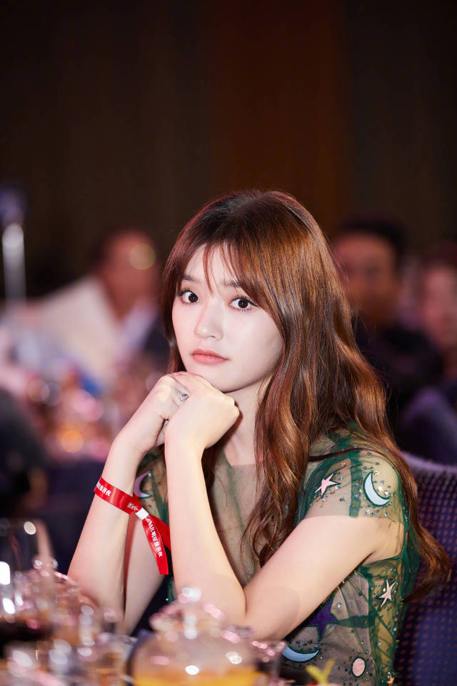 林允身着墨绿色长裙 这才是熏儿的正确打开方式