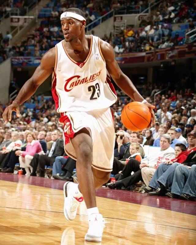 那些年,詹姆斯还在穿aj!