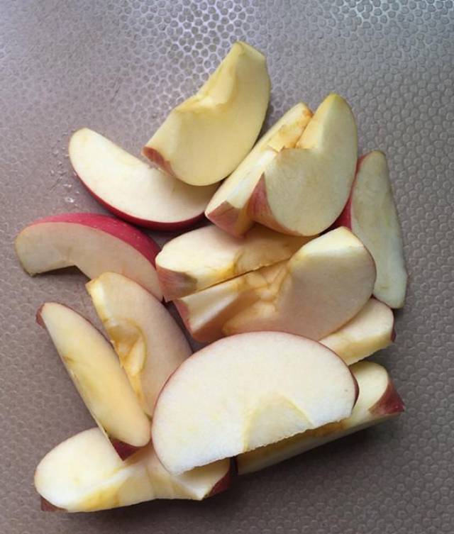 6.煮红枣的过程中,苹果切块,去果核.