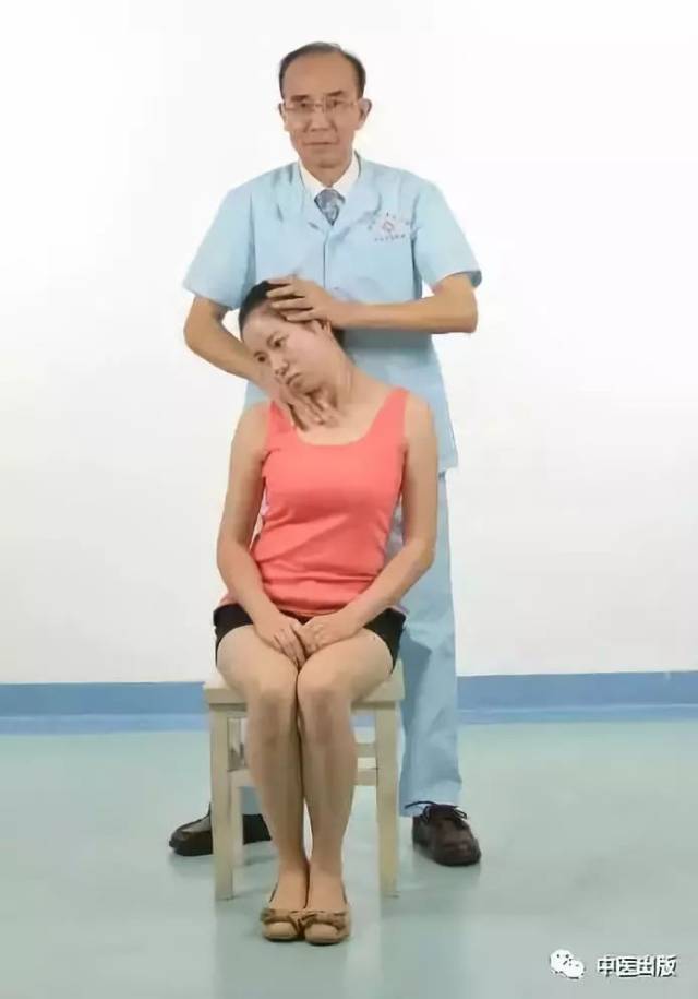 图2-2-4a 卡颈侧扳法