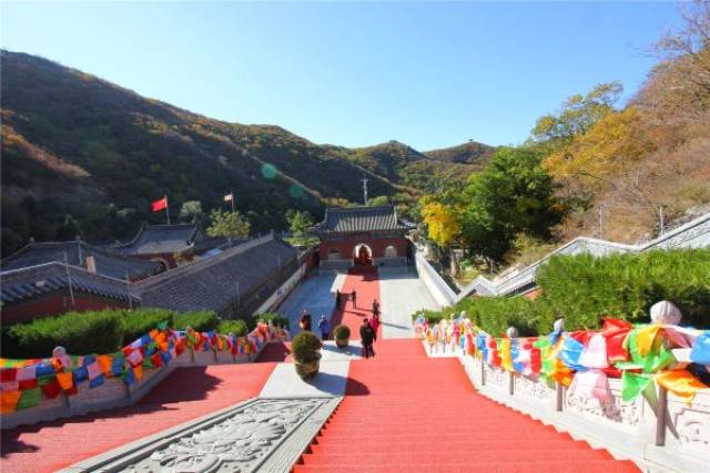 鳳凰山上修建了迄今為止東北地區最早見諸史籍的佛教寺院——龍翔佛寺