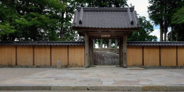 明月門 在庭園造境的部分,杉本博司考證了日本平安時代末期的歌人橘