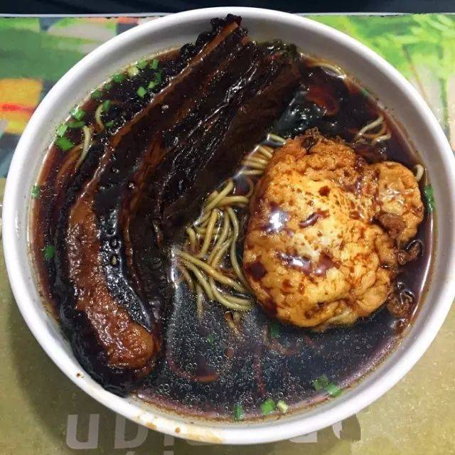 味道有点像老上海的走油肉,但酱油更入味,肥瘦相间一点也不腻!