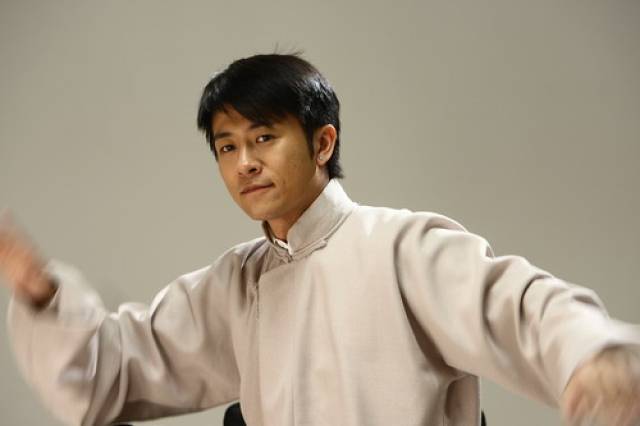 他参演了他人生中的第一部电视剧《橘子红了》,在剧中林申饰演与封建