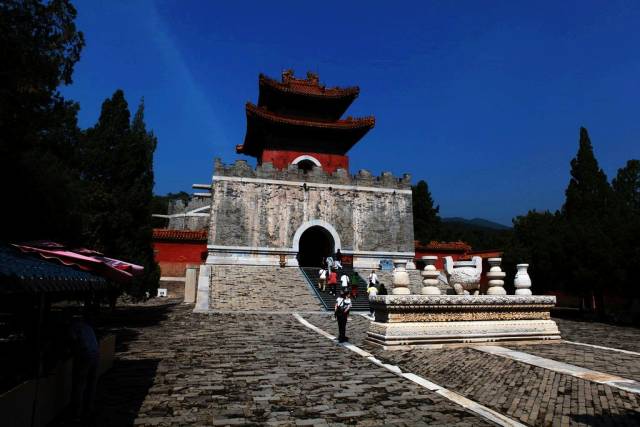 宣统元年,即公元1909年十月初四日巳时,慈禧的梓宫葬入菩陀峪定东陵