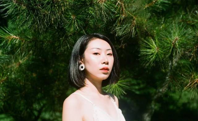 黄晶就是完美倒立的主唱小姐姐.