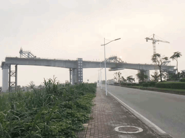 中铁广州局南沙港铁路龙穴南水道特大桥跨万龙东路连续梁中跨合龙
