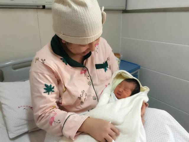 产科章萍华主任在对她各方面进行评估之后,决定使用球囊进行足月引产