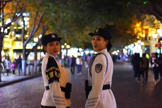 果敢女交警图片