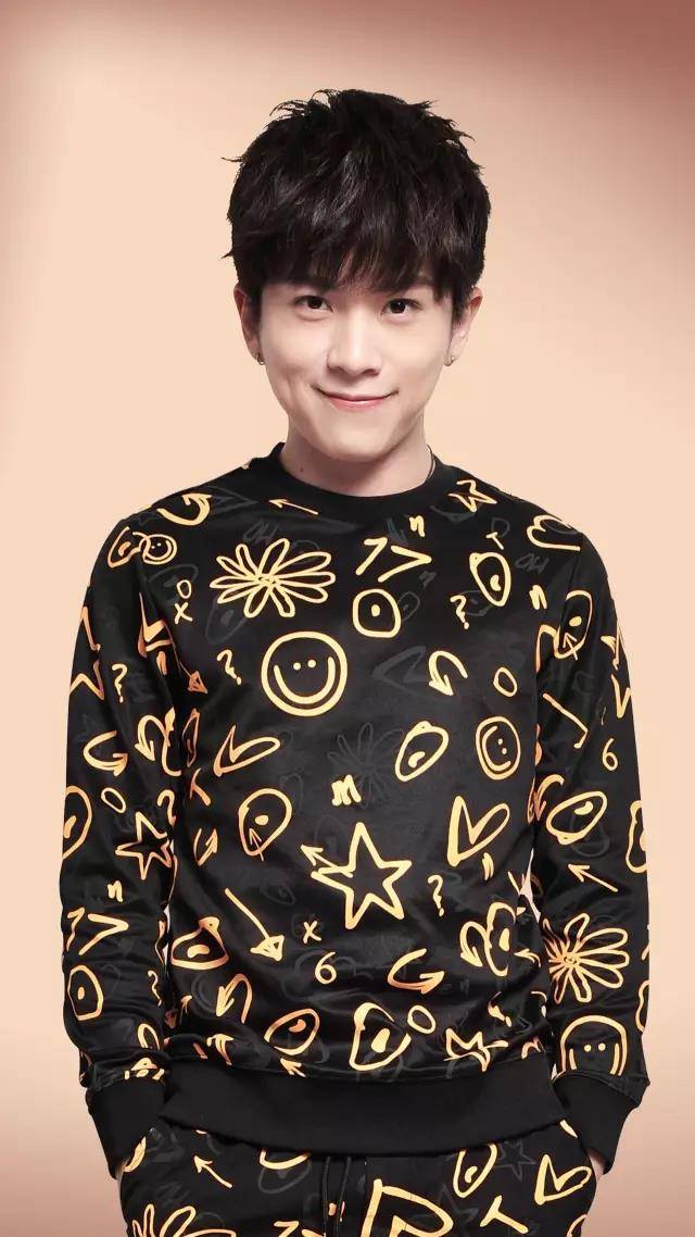 昨天还说喜欢沈月,今天就被曝和美女在小树林拥吻,武艺这瓜吃的有点噎