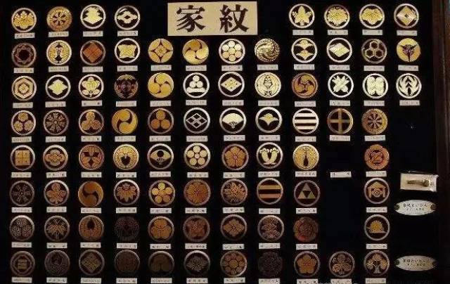 每个日本人都有家纹,就是类似于家族的徽章的样子.