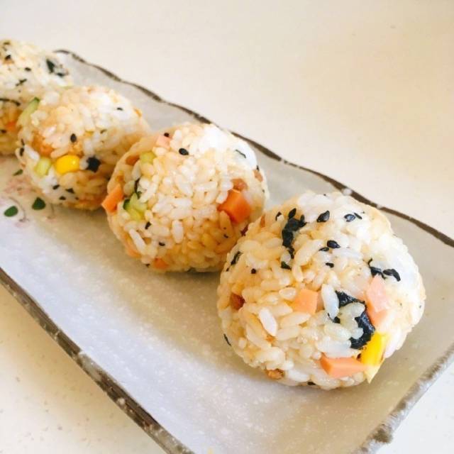 美味饭团子,超可爱好吃的饭团子,加上肉丝海苔,是爱的味道
