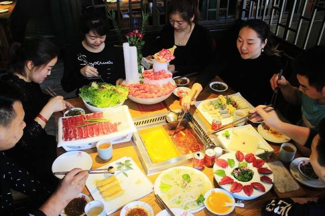 一桌24人同时吃火锅,太壮观了,赚足了眼球,火爆朋友圈