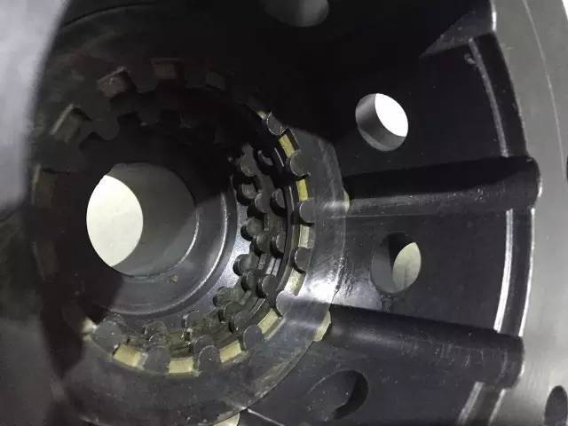 摩擦片式限滑差速器其实就是根据普通差速器改造而成,可以根据里面