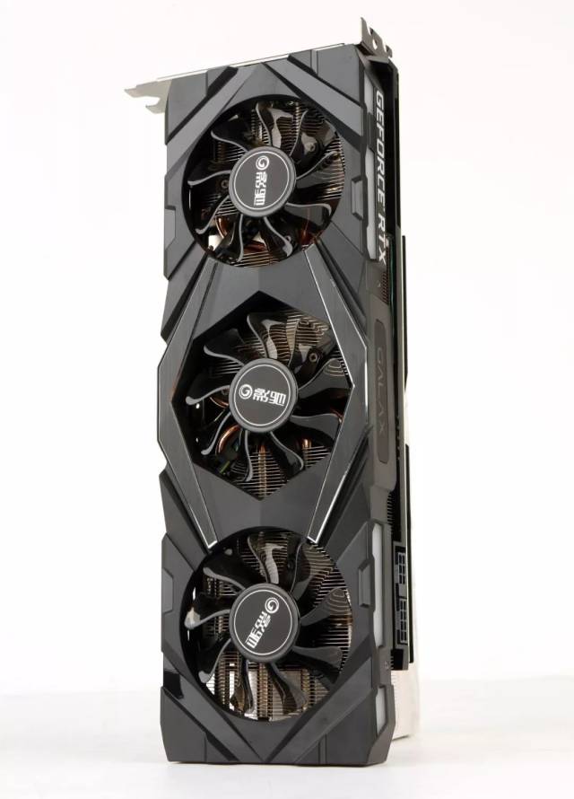 影驰rtx 2070的设计风格与此前的rtx 2080 ti大将系列产品都几乎是如