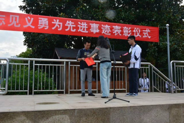 党总支书记王小林表示,在他们学校,已先后涌现出"最美女司机"徐添悦"