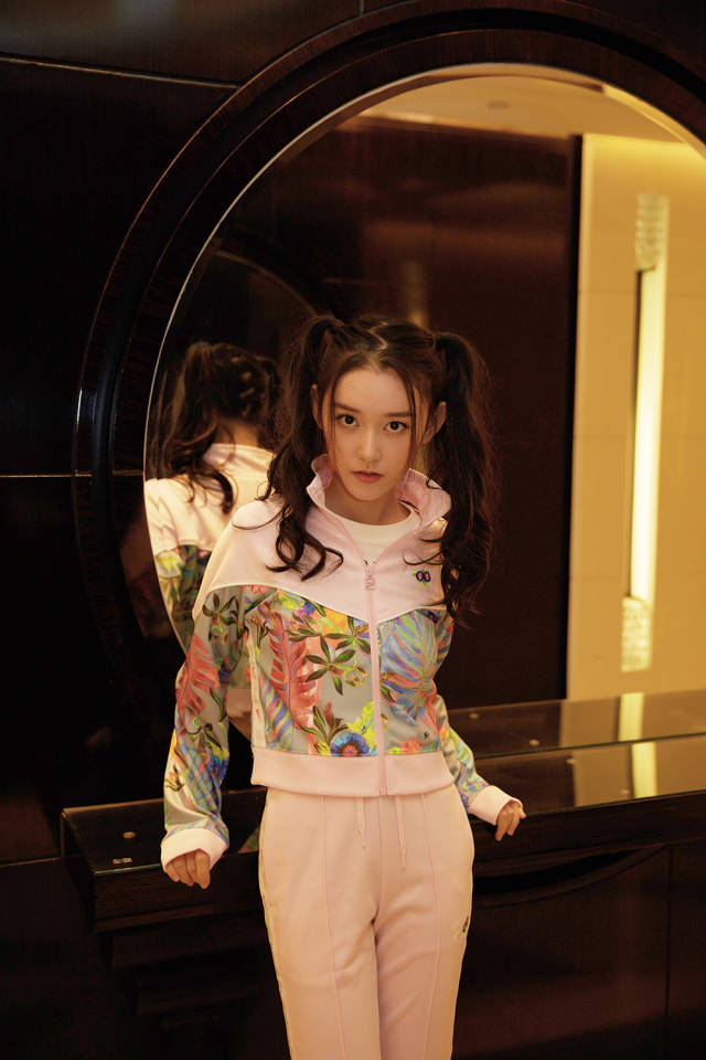 蒋依依扎俏皮双马尾亮相耐克上海001开幕活动,过足购物瘾