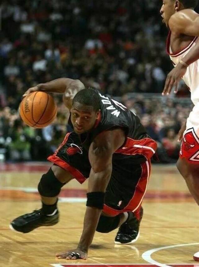 这些扭曲身体,需要极强身体控制力的动作,韦德已经是家常便饭,信手拈