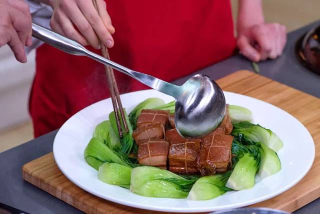 【23】摆盘 将五花肉均匀摆放在盘中间.