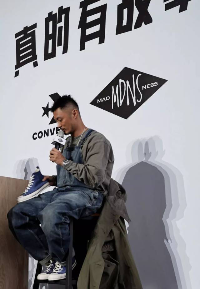 余文乐:"上学时规定穿黑皮鞋,我就把converse涂成了全黑.