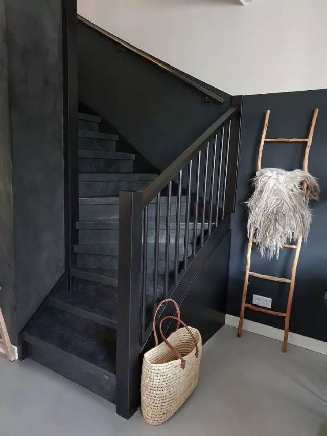 但可以是一个很好的补充, 还有一个钢栏杆. 2018年9月楼梯改造完成.