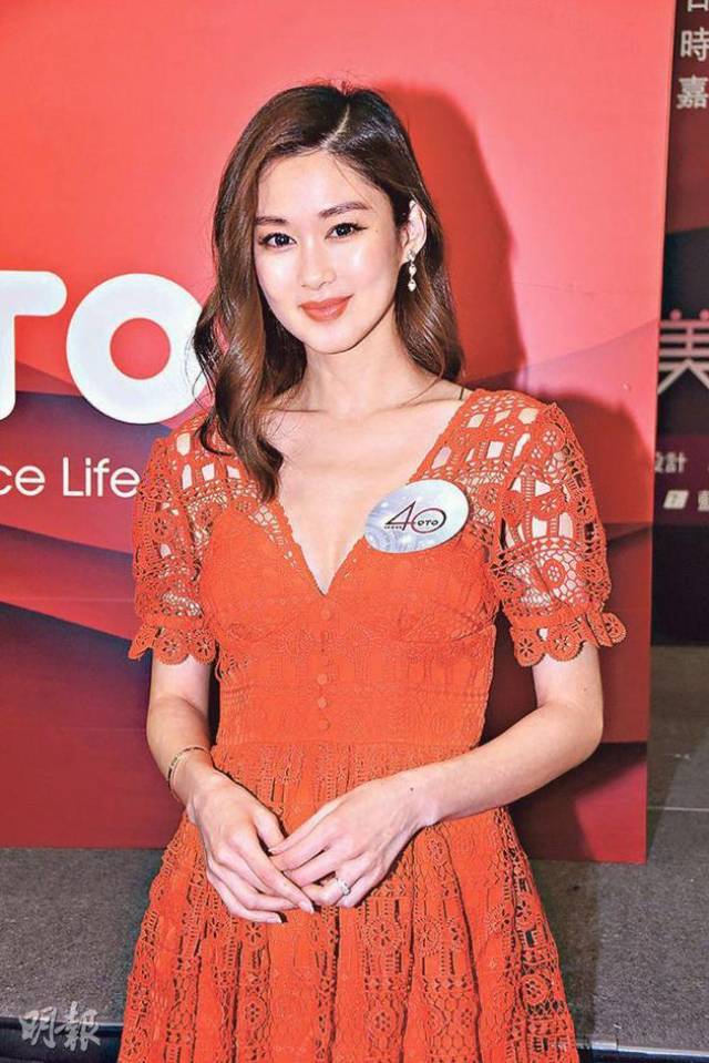 岑丽香开深v秀雪肌打扮性感 事前却没给老公过目|岑丽香|苟芸慧|性感