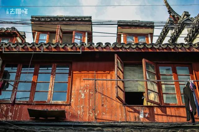 墙,花格窗,排门板……老城厢遗存的老房子,让人恍惚中回到民国街市