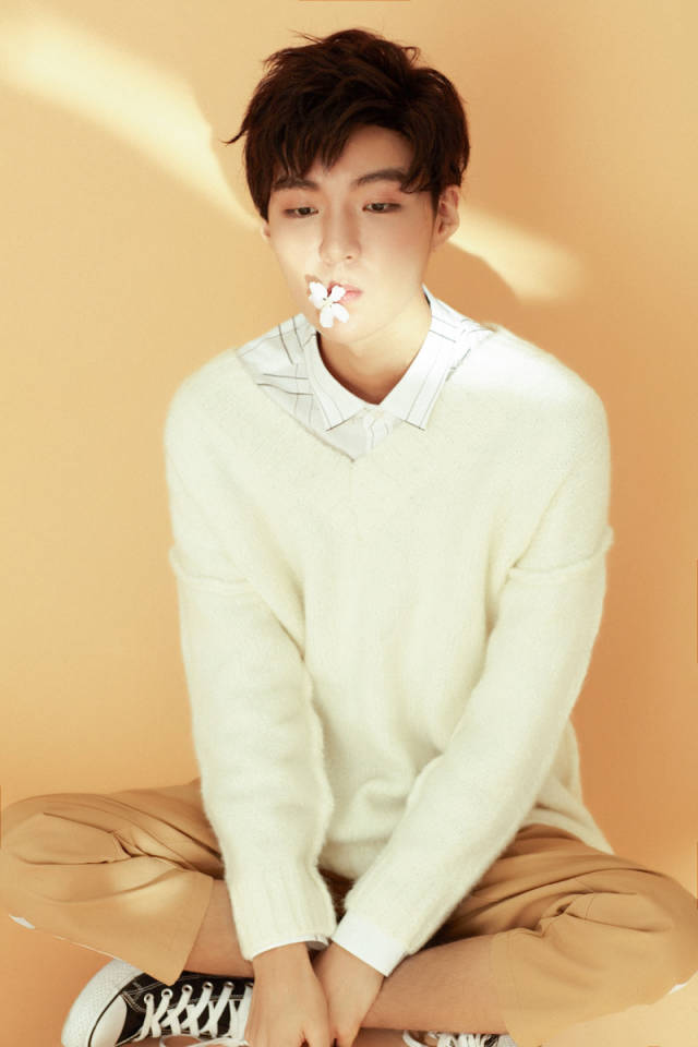 万一锐演绎轻甜邻家学长 帅气有型展现秋日浪漫治愈系暖男