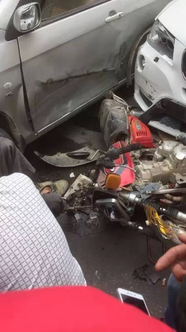 视频:紫金宝马女司机超车引发车祸,摩托车被压车底