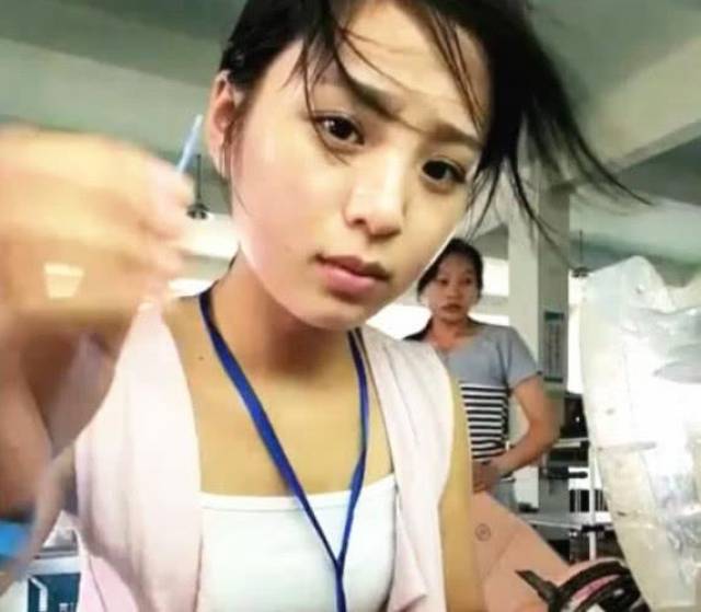 富士康女工网上晒工资单两张图一对比工资一个月比一个月低