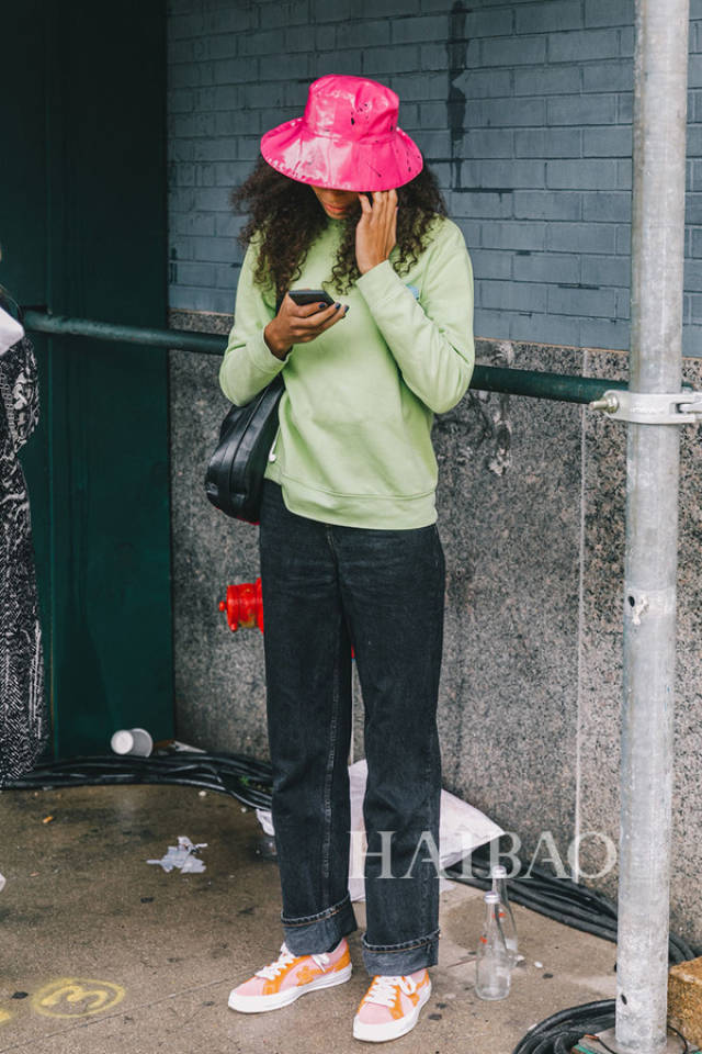 歐美街拍 街拍 粉藍色皮草配粉紅連衣裙,將這位酷酷板寸女孩的少女心