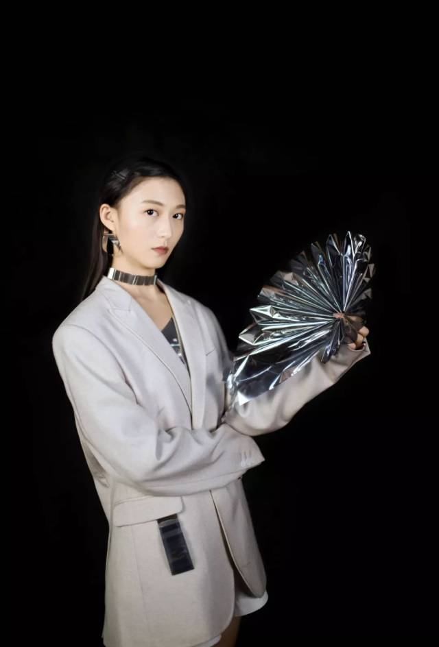 新闻与传播学院 王若彤 · 松霜绿的裙摆映着雅各的风华 历史的风霜