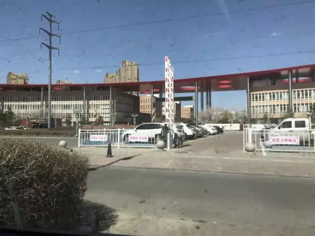 1,赤峰松山四中距离考试只有4天的时间了,小伙伴在紧张学习的同时,也