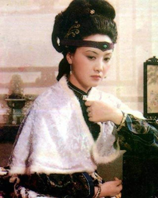 《红楼梦》里贾探春管家时候王熙凤是什么样心态?