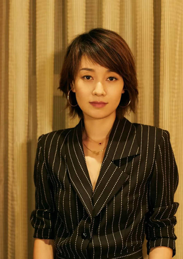 40岁的演员马伊琍,模仿袁泉的短发造型,网友:没钱剪发了吗
