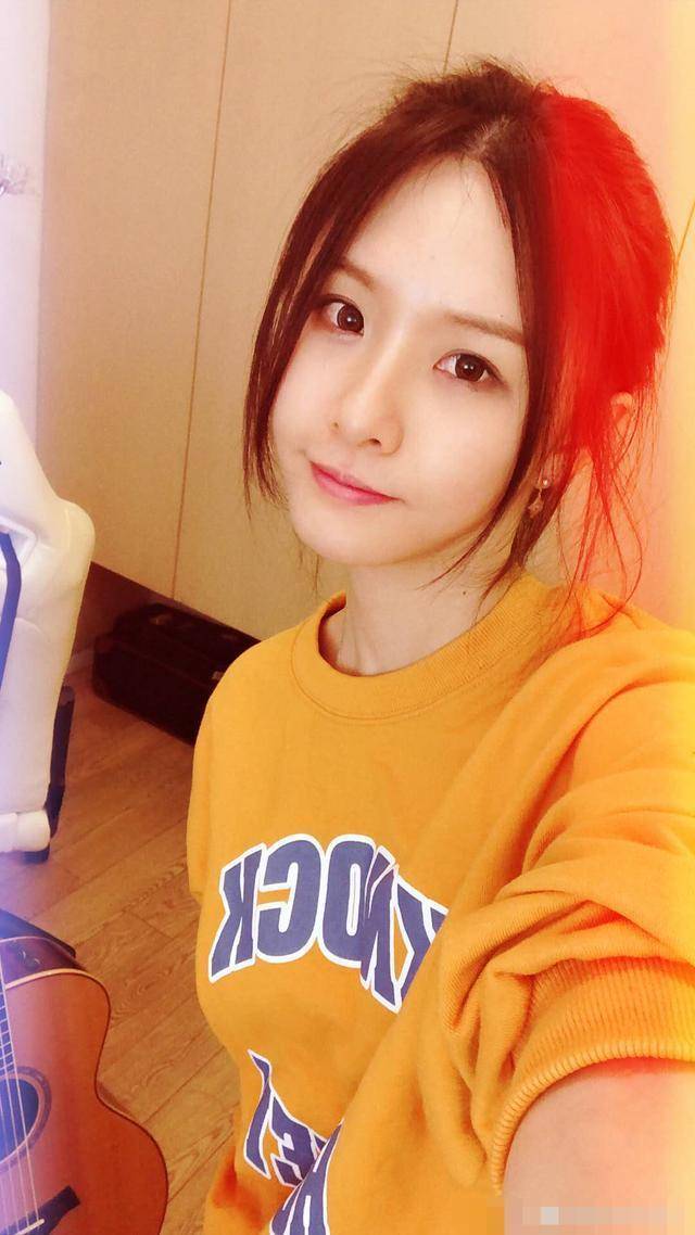 斗鱼主播阿冷直播过程"划水", 其实是因为冷酱的"亲戚"来了!