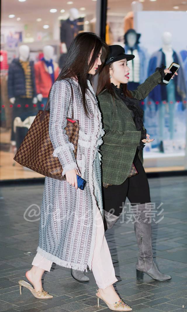 街拍:深秋的夜晚,裸腿光脚丫的美女,为了彰显时