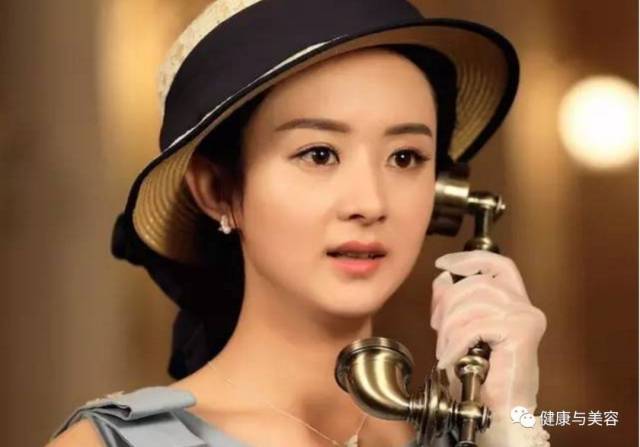 冯绍峰结婚证的眉毛是谁刮的?跟赵丽颖学减龄